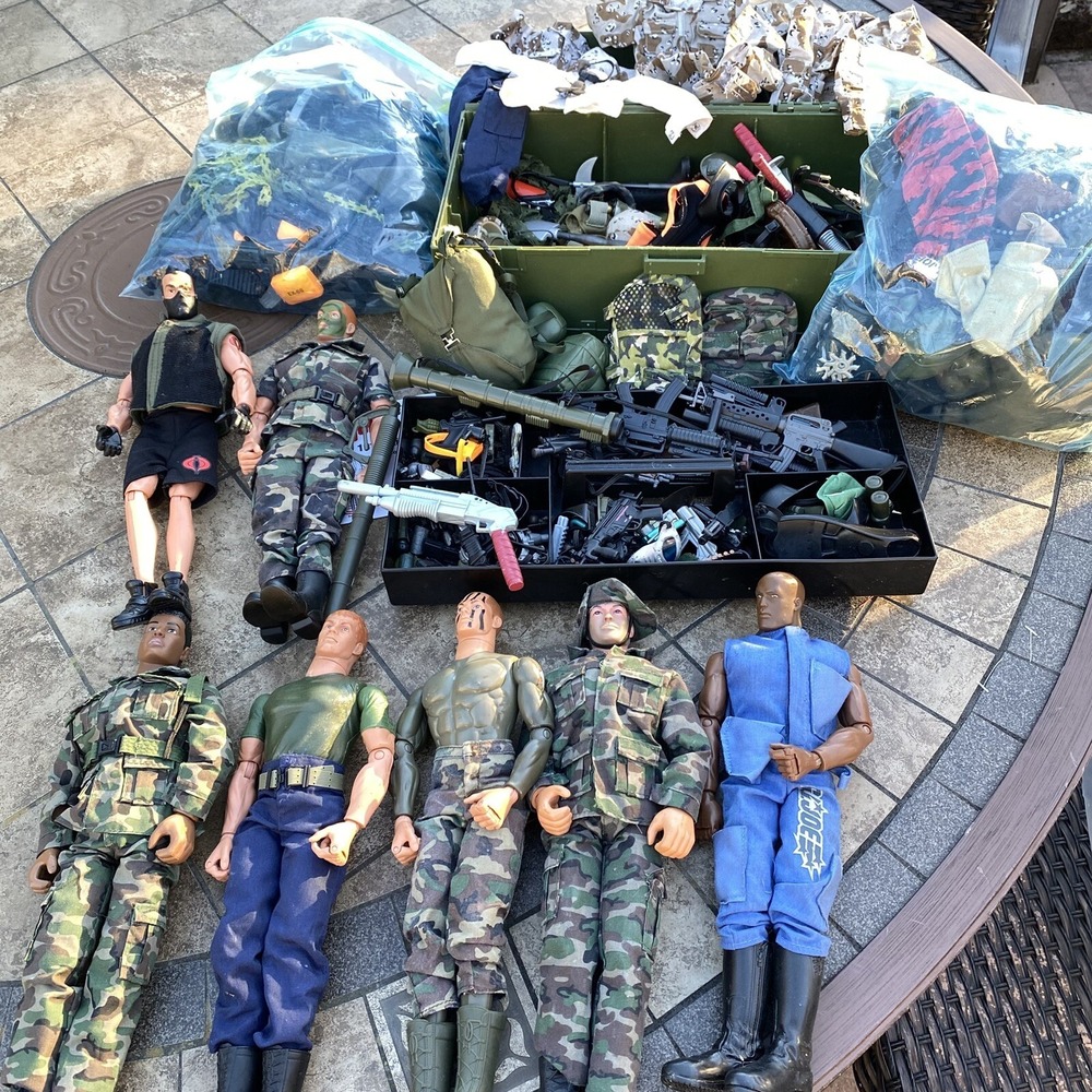 Huge Lot Vintage GI Joe 12" Action Figures Accessories Case Clothing 1996 Army